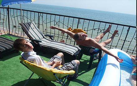 Отдыхающие Beach Summer House у моря на террасе